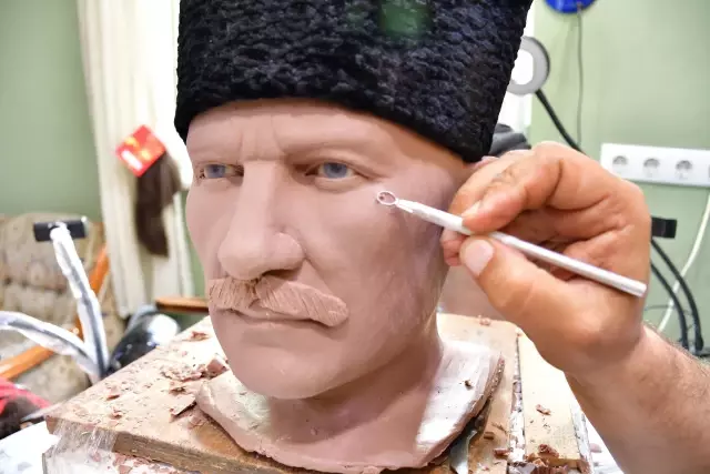 Çorum'dan dünyaya yaptıkları bal mumu heykellerle açılıyorlar Çorum'dan dünyaya yaptıkları bal mumu heykellerle açılıyorlar