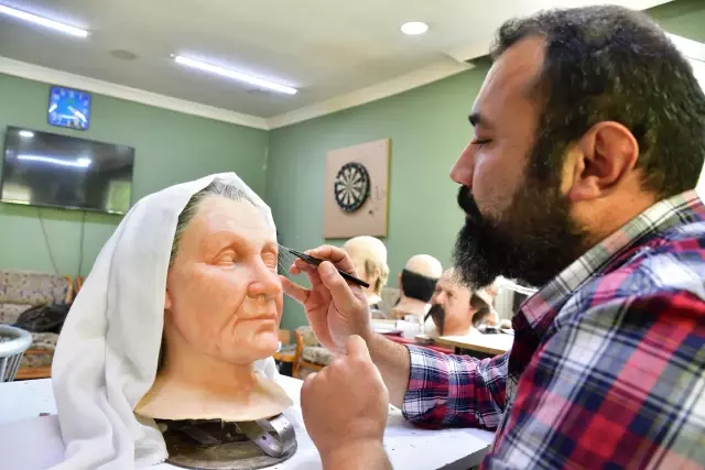 Çorum'dan dünyaya yaptıkları bal mumu heykellerle açılıyorlar Çorum'dan dünyaya yaptıkları bal mumu heykellerle açılıyorlar