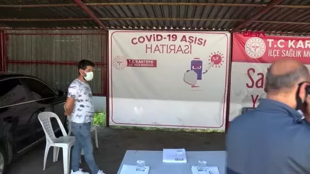 'COVİD-19 AŞI HATIRASI' AFİŞİ ÖNÜNDE AŞI OLDULAR 'COVİD-19 AŞI HATIRASI' AFİŞİ ÖNÜNDE AŞI OLDULAR