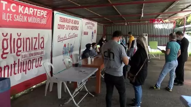 'COVİD-19 AŞI HATIRASI' AFİŞİ ÖNÜNDE AŞI OLDULAR
