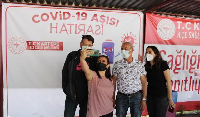 covid 19 asi hatirasi afisi onunde asi olup 2 14209356 o