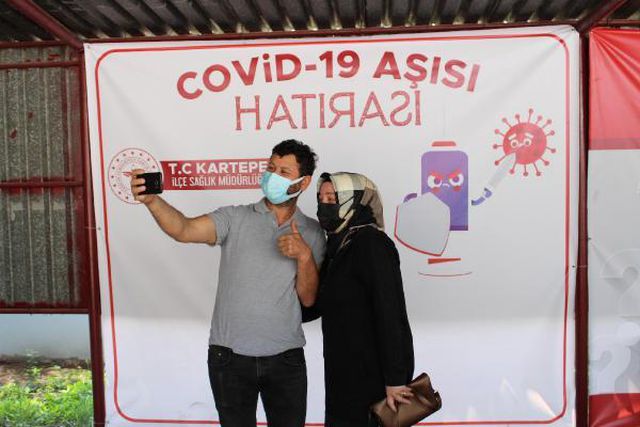 covid 19 asi hatirasi afisi onunde asi olup 3 14209356 o