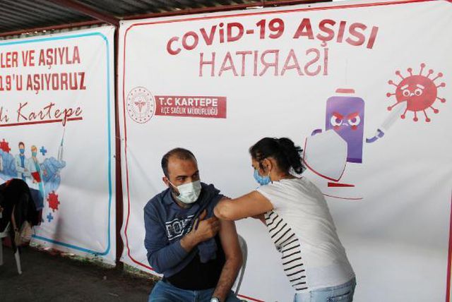 covid 19 asi hatirasi afisi onunde asi olup 4 14209356 o