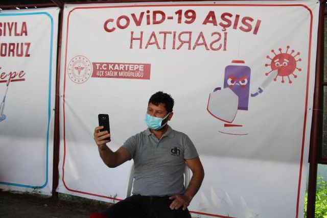 covid 19 asi hatirasi afisi onunde asi olup 5 14209356 o