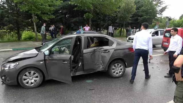 Davutoğlu'nun konvoyunda kaza: Genel Başkan Yardımcısı ve bir çocuk yaralandı Davutoğlu'nun konvoyunda kaza: Genel Başkan Yardımcısı ve bir çocuk yaralandı