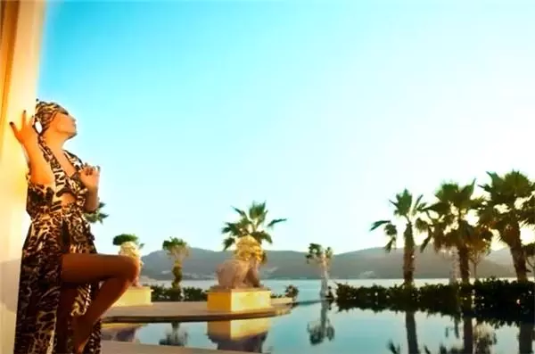 Demet Akalın'ın Paramount Otel'de klip çektiği ortaya çıktı Demet Akalın'ın Paramount Otel'de klip çektiği ortaya çıktı