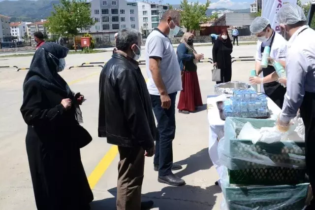 Son dakika haberleri: Devlet Hastanesi'nde aşı kuyruğuna girenlere çorba ikramı yapıldı Son dakika haberleri: Devlet Hastanesi'nde aşı kuyruğuna girenlere çorba ikramı yapıldı
