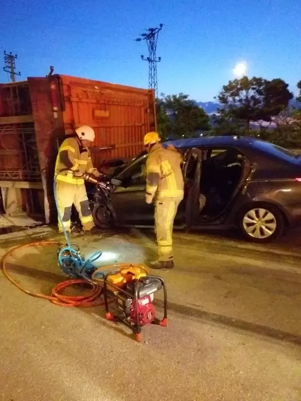 Devrilen TIR'a çarpan otomobilin sürücüsü öldü, eşi ve kızı yaralandı