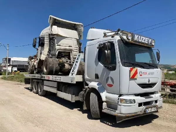 Devrilen TIR'a çarpan otomobilin sürücüsü öldü, eşi ve kızı yaralandı
