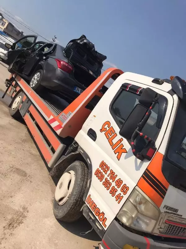 Devrilen TIR'a çarpan otomobilin sürücüsü öldü, eşi ve kızı yaralandı
