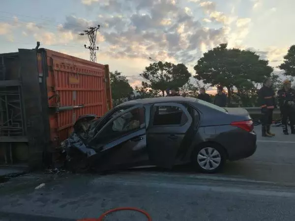 Devrilen TIR'a çarpan otomobilin sürücüsü öldü, eşi ve kızı yaralandı Devrilen TIR'a çarpan otomobilin sürücüsü öldü, eşi ve kızı yaralandı