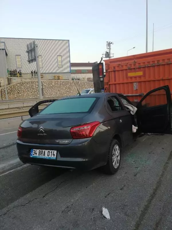 Devrilen TIR'a çarpan otomobilin sürücüsü öldü, eşi ve kızı yaralandı