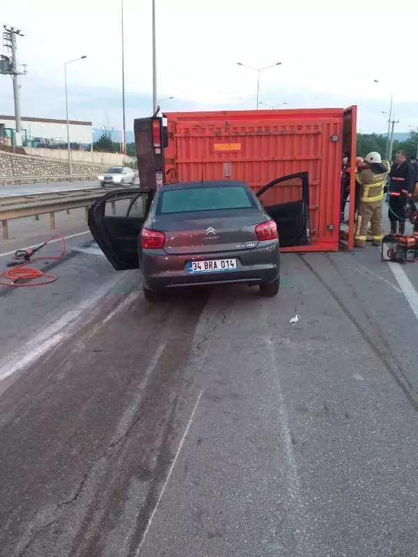 Devrilen TIR'a çarpan otomobilin sürücüsü öldü, eşi ve kızı yaralandı