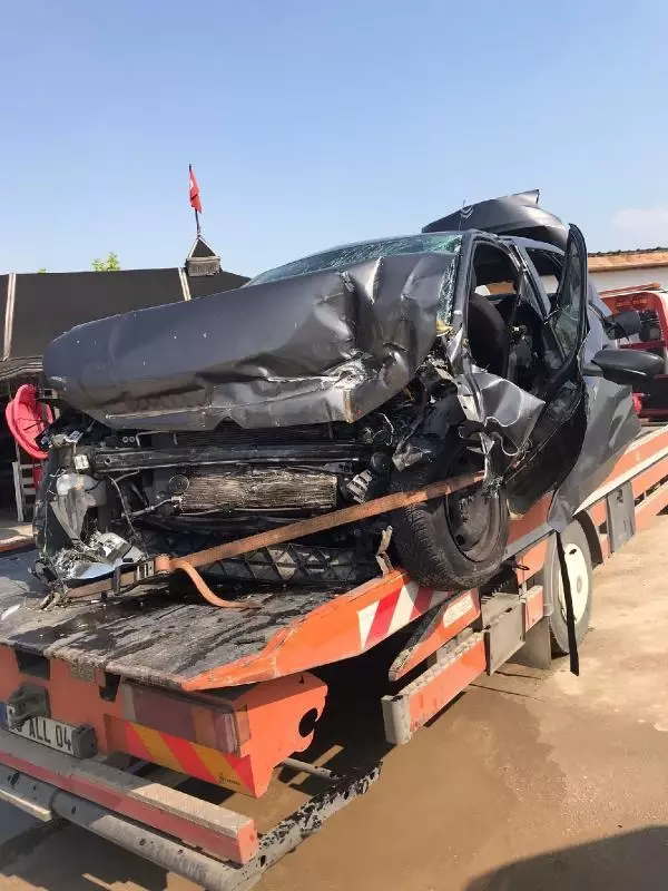 Devrilen TIR'a çarpan otomobilin sürücüsü öldü, eşi ve kızı yaralandı