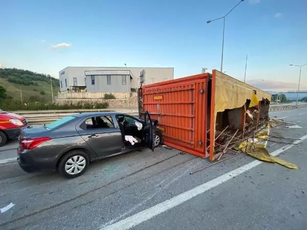 Devrilen TIR'a çarpan otomobilin sürücüsü öldü, eşi ve kızı yaralandı