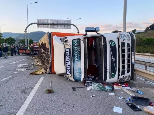 Devrilen TIR'a çarpan otomobilin sürücüsü öldü, eşi ve kızı yaralandı