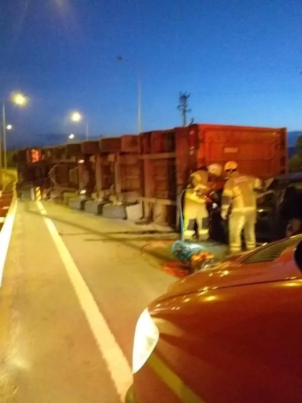 Devrilen TIR'a çarpan otomobilin sürücüsü öldü, eşi ve kızı yaralandı