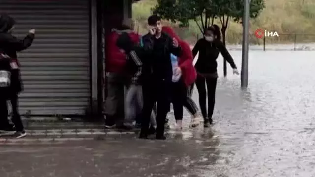 İstanbul'da yoğun yağış sonrası araçlar mahsur kaldı