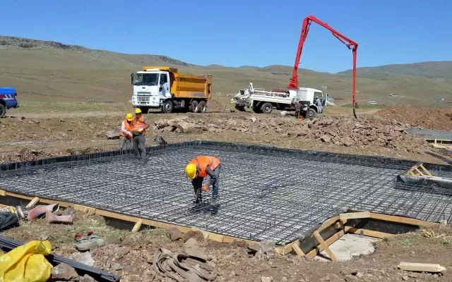 Bingöl depreminden etkilenen Erzurum'da depremzedeler için yapılacak 575 konutun temeli atıldı