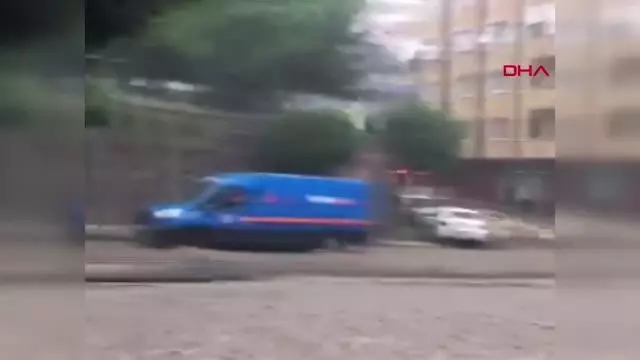 EYÜPSULTAN'DA CADDENİN SULAR ALTINDA KALDIĞI ANLAR CEP TELEFONU KAMERASINDA EYÜPSULTAN'DA CADDENİN SULAR ALTINDA KALDIĞI ANLAR CEP TELEFONU KAMERASINDA