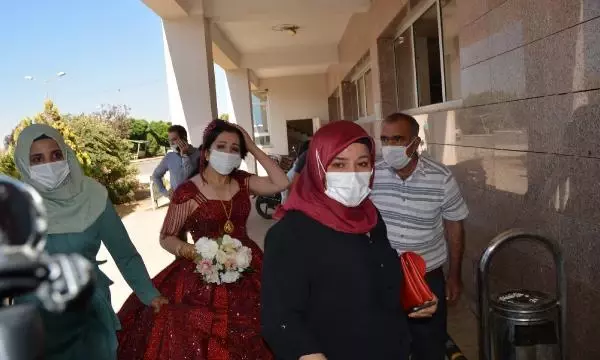 Gaziantep'te, kına gecesine gidenlerin bulunduğu araç devrildi: 10 yaralı Gaziantep'te, kına gecesine gidenlerin bulunduğu araç devrildi: 10 yaralı