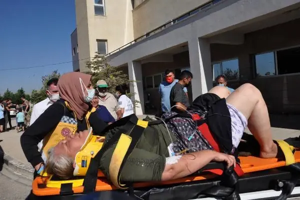 Gaziantep'te, kına gecesine gidenlerin bulunduğu araç devrildi: 10 yaralı Gaziantep'te, kına gecesine gidenlerin bulunduğu araç devrildi: 10 yaralı