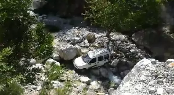 Hafif ticari araç uçurumdan yuvarlandı: 1 ölü, 1 yaralı Hafif ticari araç uçurumdan yuvarlandı: 1 ölü, 1 yaralı