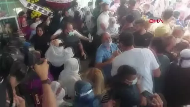 Son dakika haberleri! HDP İL BİNASINDAKİ SALDIRIDA ÖLDÜRÜLEN DENİZ POYRAZ'IN CENAZESİNDE GERGİNLİK Son dakika haberleri! HDP İL BİNASINDAKİ SALDIRIDA ÖLDÜRÜLEN DENİZ POYRAZ'IN CENAZESİNDE GERGİNLİK