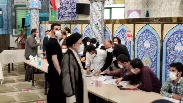 İran cumhurbaşkanı adayı Reisi oyunu kullandı