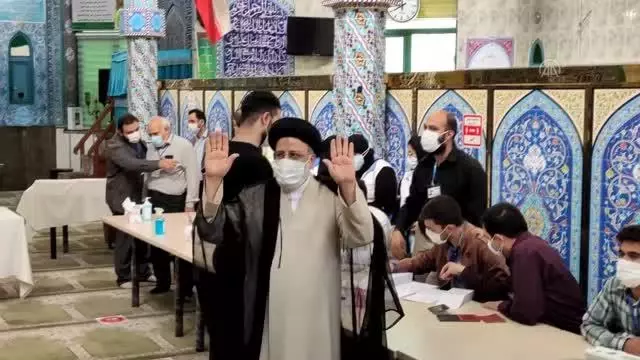 İran cumhurbaşkanı adayı Reisi oyunu kullandı