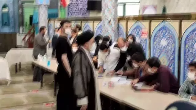 İran cumhurbaşkanı adayı Reisi oyunu kullandı