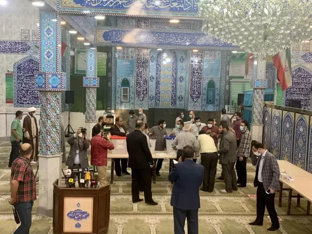 İran'da 13. Cumhurbaşkanlığı Seçimleri için oy verme işlemi başladı (3)