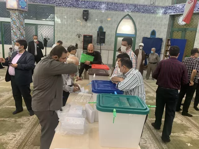 İran'da 13. Cumhurbaşkanlığı Seçimleri için oy verme işlemi başladı (3)