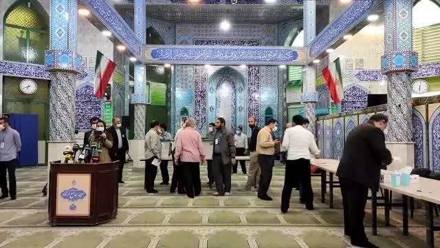 İran'da halk cumhurbaşkanlığı seçimleri için sandık başında İran'da halk cumhurbaşkanlığı seçimleri için sandık başında