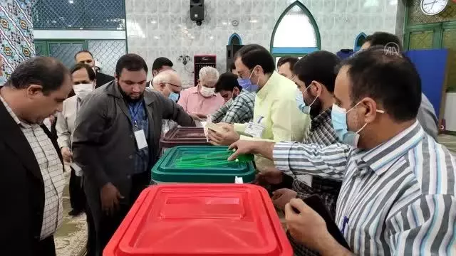 İran'da halk cumhurbaşkanlığı seçimleri için sandık başında