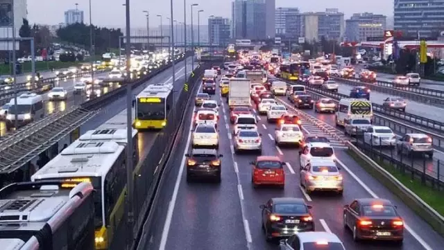 İstanbul'da sağanak yağış sonrası trafik yüzde 80'lere dayandı İstanbul'da sağanak yağış sonrası trafik yüzde 80'lere dayandı