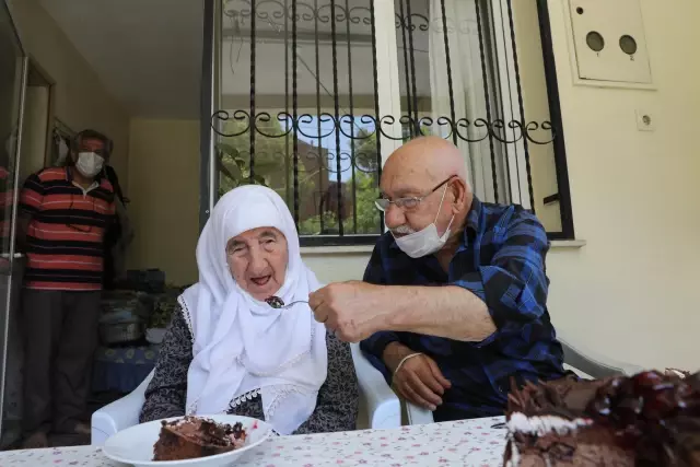 Vefa ekibi 90 yaşındaki çiftin 67. evlilik yıl dönümünü kutladı