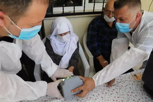 Vefa ekibi 90 yaşındaki çiftin 67. evlilik yıl dönümünü kutladı