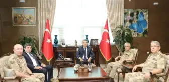 Şehit: Orgeneral Çetin, Bitlis'te şehit korucuların ailelerine taziye ziyaretinde bulundu Şehit: Orgeneral Çetin, Bitlis'te şehit korucuların ailelerine taziye ziyaretinde bulundu