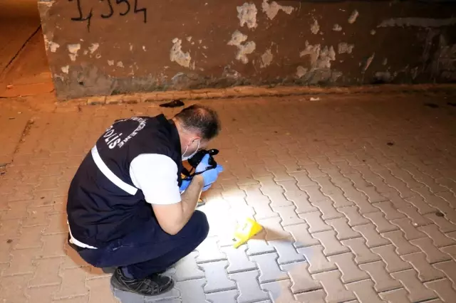 Kavga ettikleri kişinin önünü motosikletle kesip tabancayla vurdular