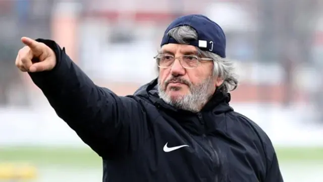 Kocaelispor Teknik Direktörü Mustafa Reşit Akçay hastaneye kaldırıldı Kocaelispor Teknik Direktörü Mustafa Reşit Akçay hastaneye kaldırıldı