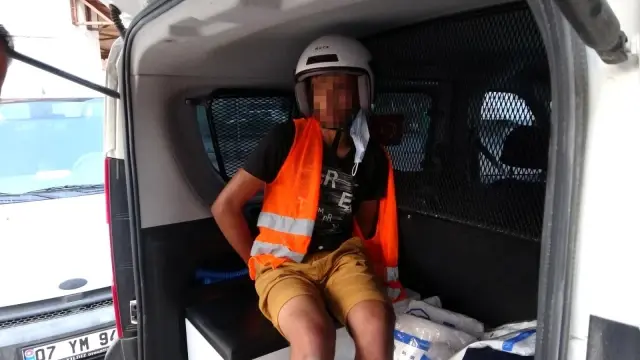 Motosikletin üzerinde neye uğradığını anlamadı, yaka paça yakalanıp tutuklandı Motosikletin üzerinde neye uğradığını anlamadı, yaka paça yakalanıp tutuklandı