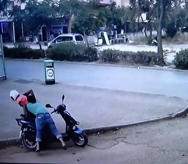 Motosikletin üzerinde neye uğradığını anlamadı, yaka paça yakalanıp tutuklandı