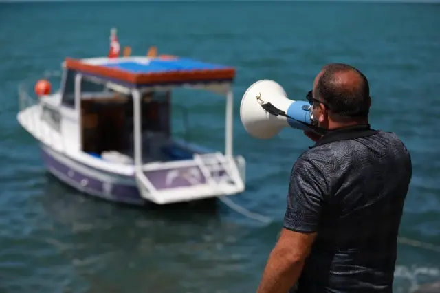 Son dakika haberi: Plaj işletmecileri, Sahil Güvenliğin 39. yaşını sahte ihbarla çağırdıkları kurum personeline sürpriz yaparak kutladı Son dakika haberi: Plaj işletmecileri, Sahil Güvenliğin 39. yaşını sahte ihbarla çağırdıkları kurum personeline sürpriz yaparak kutladı