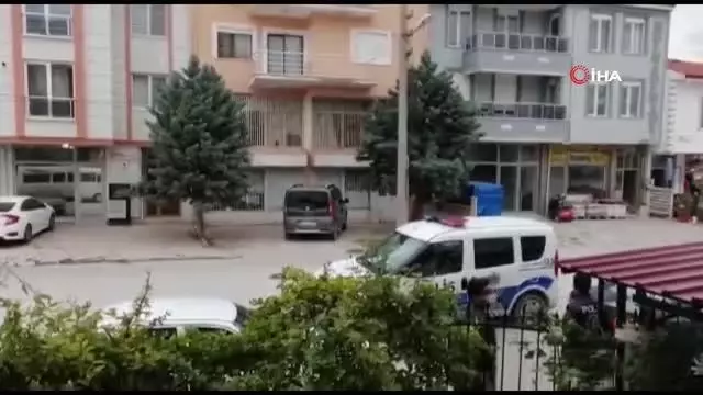 Son dakika haberi! Polisten görülmemiş operasyon: Ayağı ipe dolanan yavru kargayı polis kurtardı Son dakika haberi! Polisten görülmemiş operasyon: Ayağı ipe dolanan yavru kargayı polis kurtardı