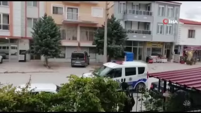 Son dakika haberi! Polisten görülmemiş operasyon: Ayağı ipe dolanan yavru kargayı polis kurtardı Son dakika haberi! Polisten görülmemiş operasyon: Ayağı ipe dolanan yavru kargayı polis kurtardı