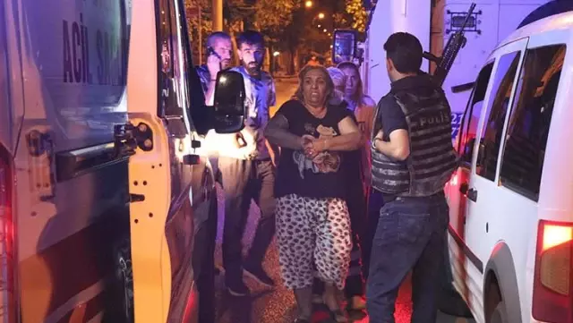 Restoran basıp polise ateş açan şüpheliler, balkonda uyuyan kadını vurdular Restoran basıp polise ateş açan şüpheliler, balkonda uyuyan kadını vurdular