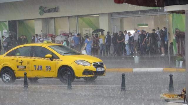 Sağanak yağış sonrası Galata'da sokaklar adeta nehri andırdı Sağanak yağış sonrası Galata'da sokaklar adeta nehri andırdı