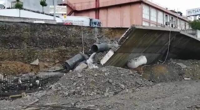 Şiddetli yağış sonrası Başakşehir'de istinat duvarı çöktü! Ekipler olay yerinde Şiddetli yağış sonrası Başakşehir'de istinat duvarı çöktü! Ekipler olay yerinde
