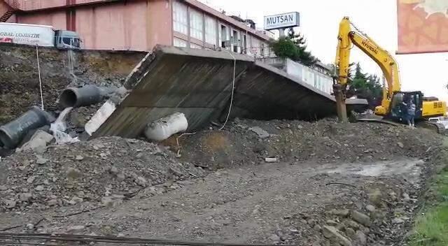 Şiddetli yağış sonrası Başakşehir'de istinat duvarı çöktü! Ekipler olay yerinde Şiddetli yağış sonrası Başakşehir'de istinat duvarı çöktü! Ekipler olay yerinde